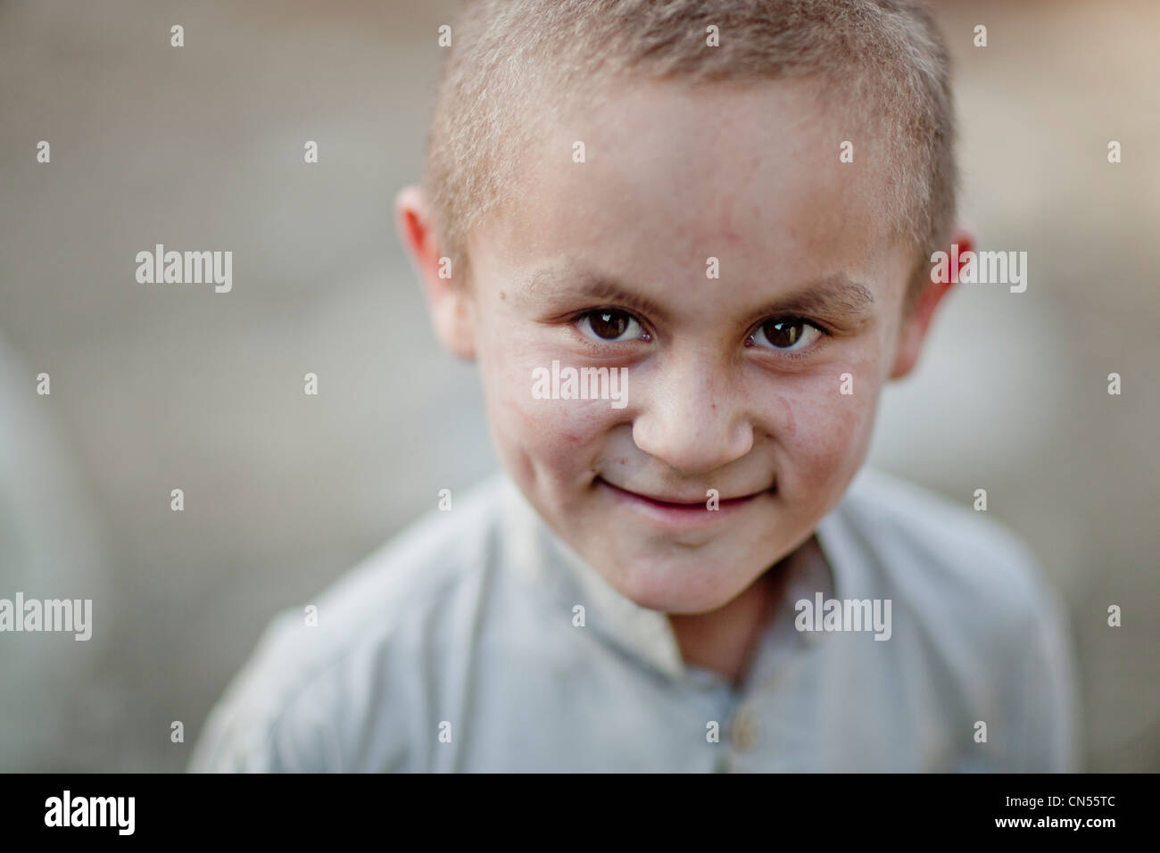 L'Afghanistan, la province de Badakhshan, Faizabad, fils d'un commerçant de Pachtounes, marché, bazar Banque D'Images