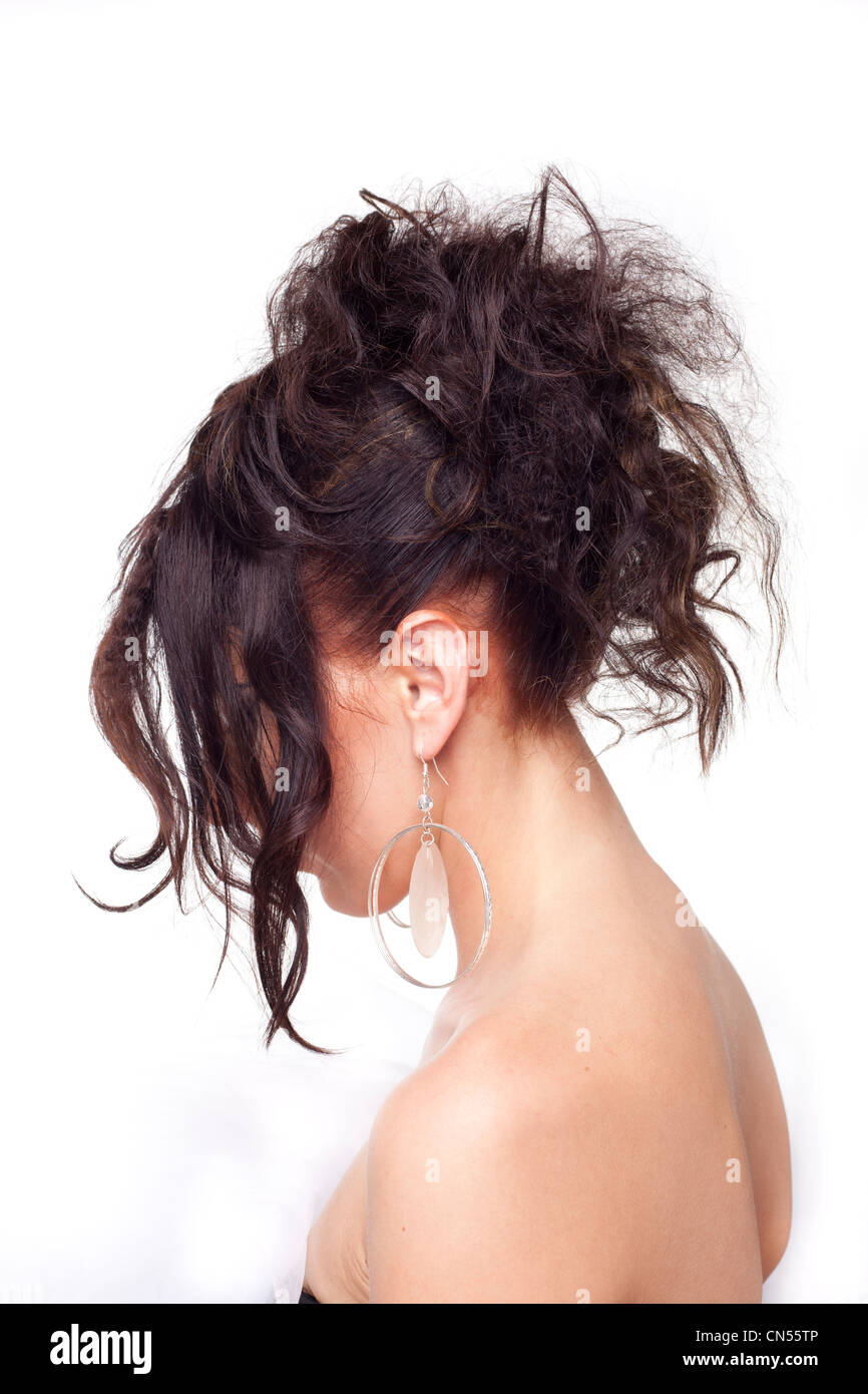 Portrait d'une femme avec coiffure créative et maquillage gras. Banque D'Images