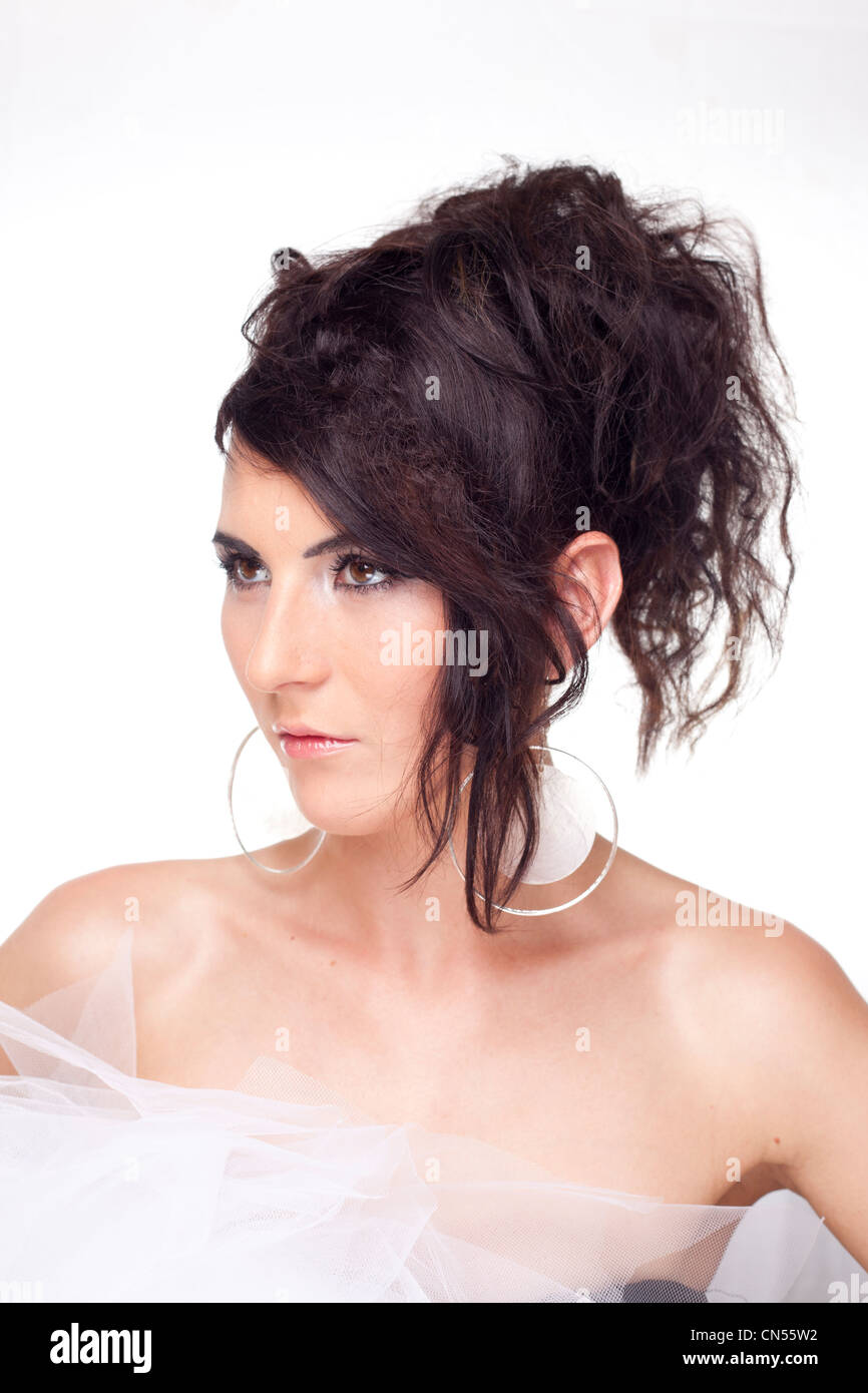 Portrait d'une femme avec coiffure créative et maquillage gras. Banque D'Images