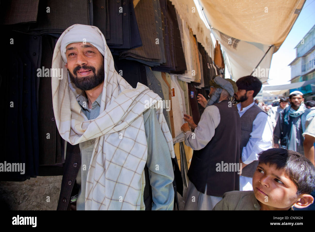 L'Afghanistan, Kaboul, Chahari Sadarat, vendeur de vêtements Banque D'Images