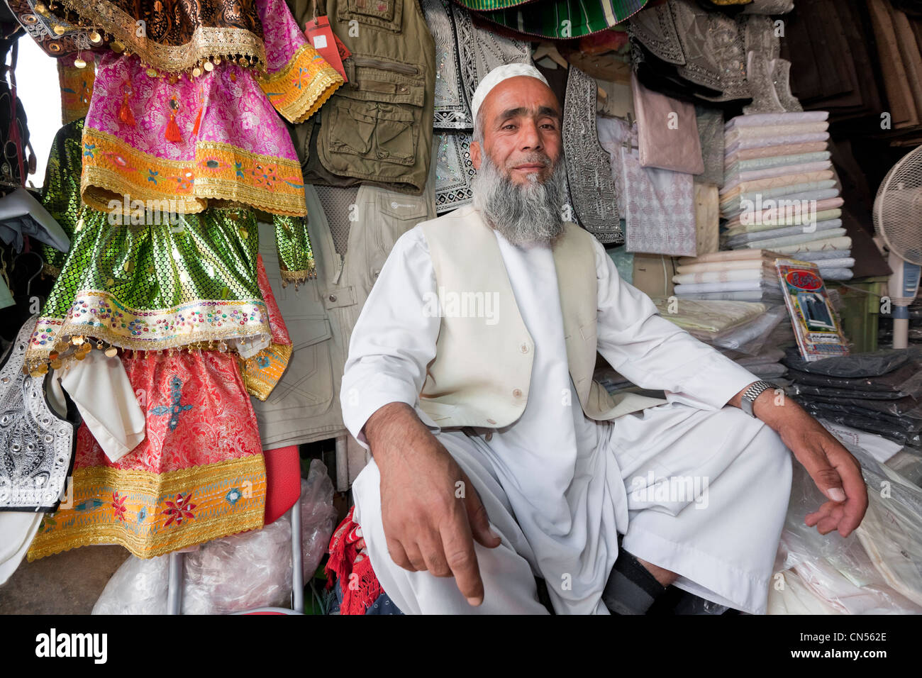 L'Afghanistan, Kaboul, Chahari Sadarat, vendeur de vêtements fier Banque D'Images