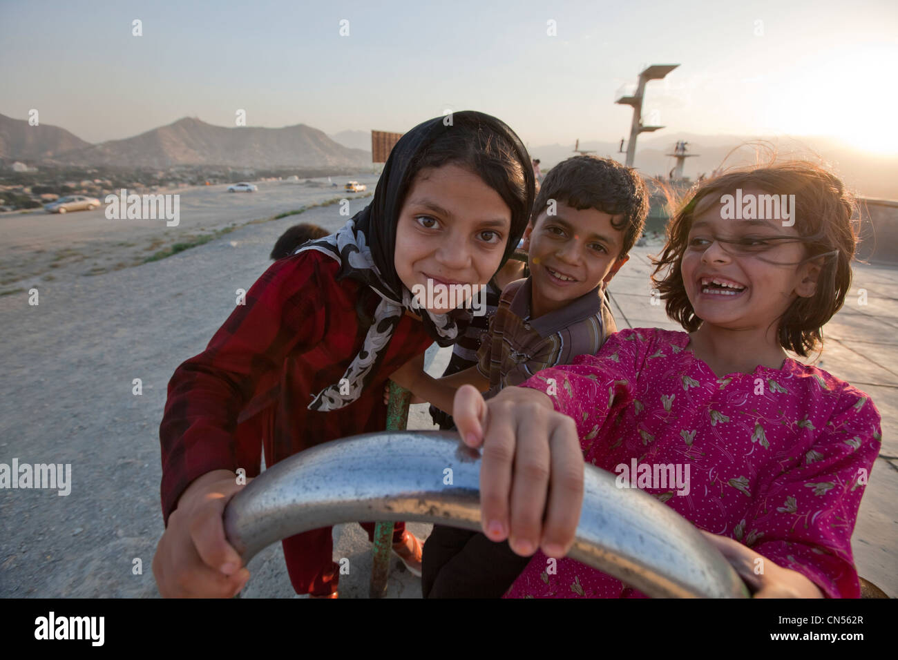 L'Afghanistan, Kaboul, Bibi Maru Hill, les jeunes filles qui jouent dans une piscine abandonnée Banque D'Images