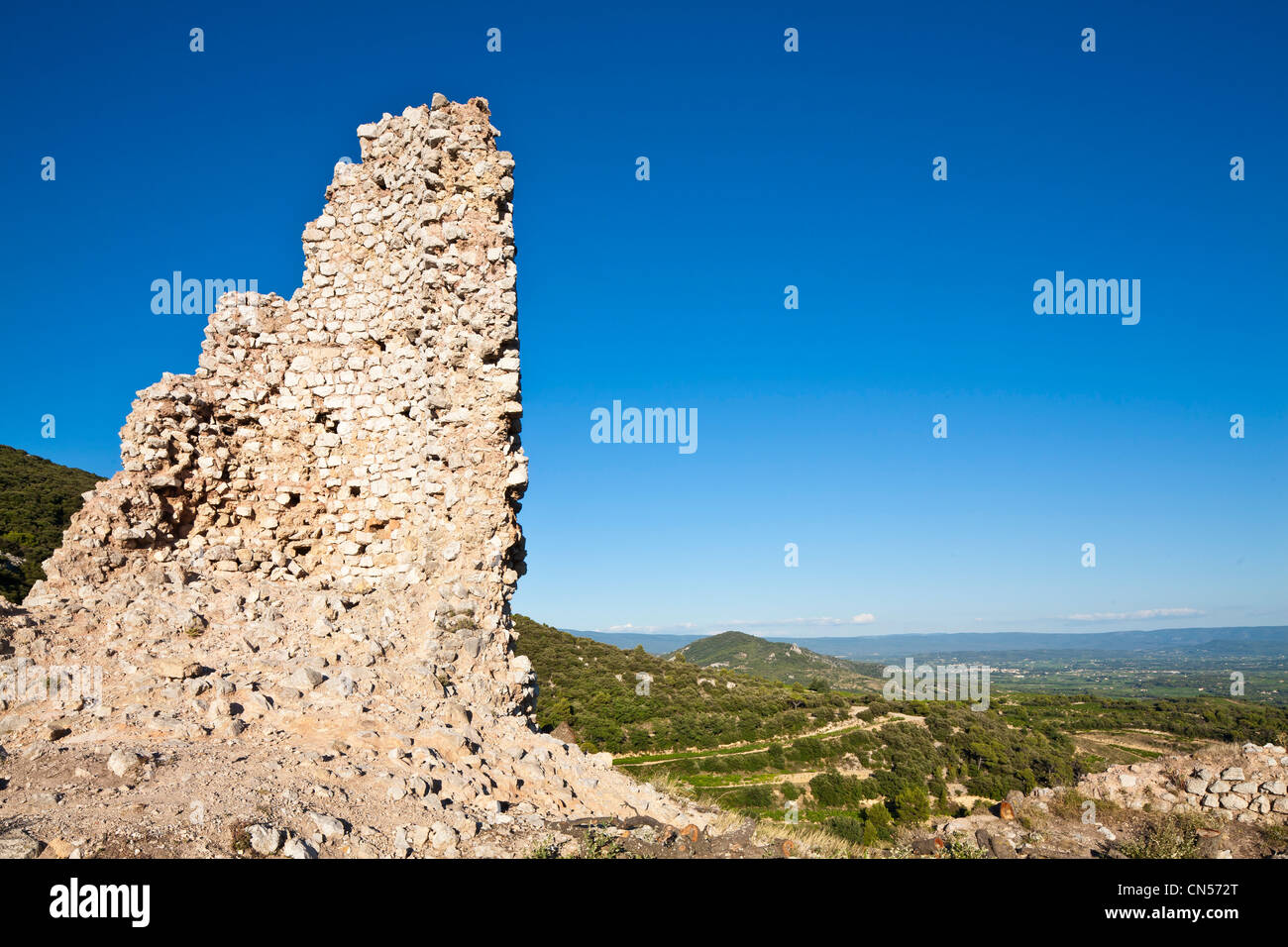 La France, Vaucluse, montagnes des Baronnies, Dentelles de Montmirail, Beaumes de Venise vineyards, Tour Sarrasine (Tour Sarrasine), Banque D'Images