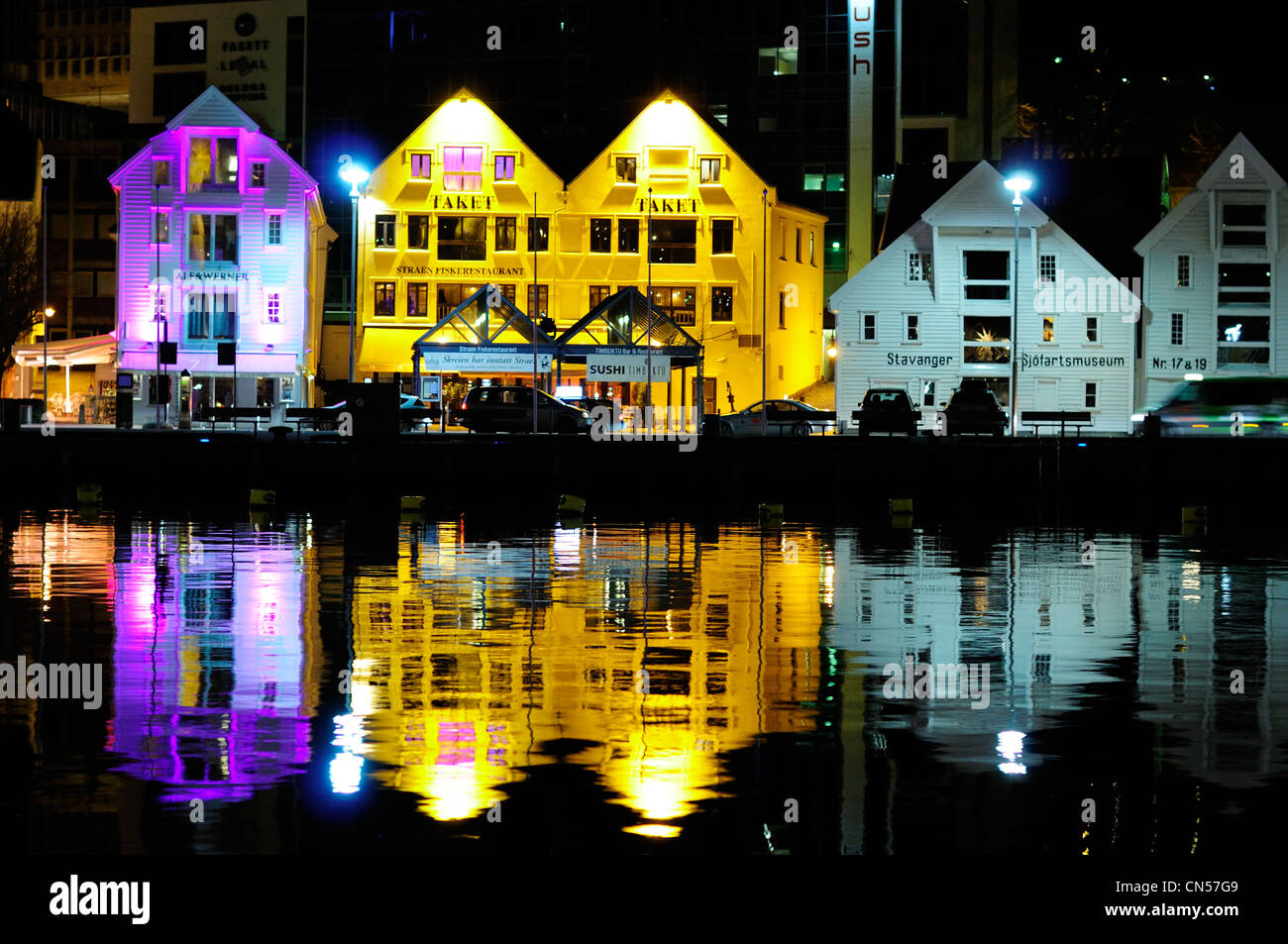La Norvège, la région Rogaland, Stavanger, vieille ville par nuit Banque D'Images
