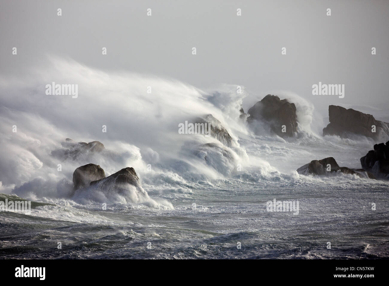 La France, Finistère, Porspoder, vagues sur le rivage au cours d'une grande rafale de vent Banque D'Images