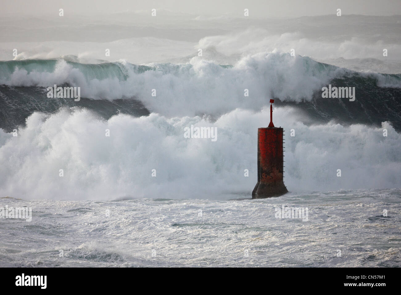 La France, Finistère, Porspoder, vagues sur le rivage au cours d'une grande rafale de vent Banque D'Images