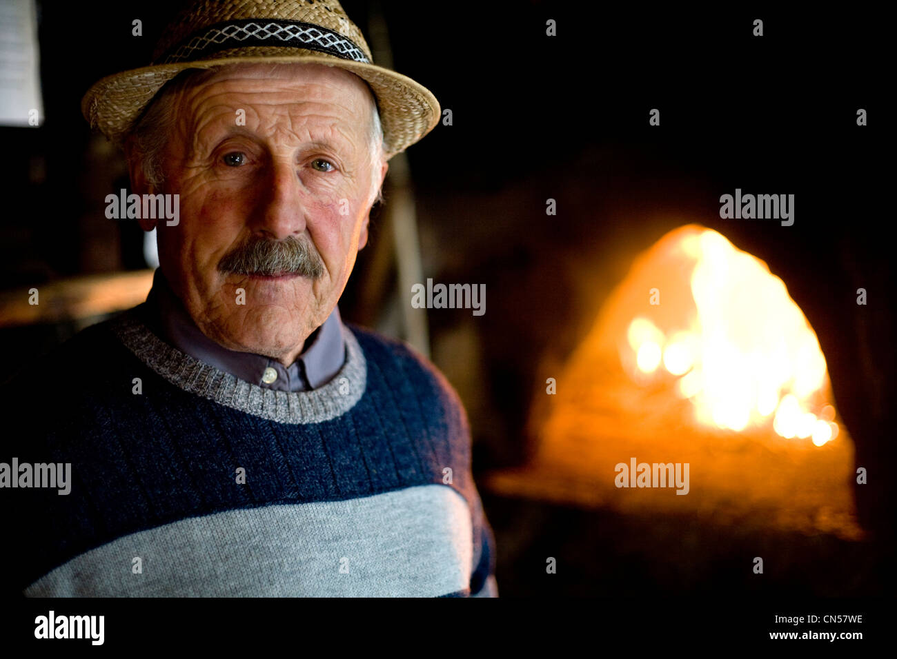 La France, l'Ardèche, les sucs (anciens volcans), Monts d'Ardèche Parc Naturel Régional, Léon Chareyre, ancien travailleur traditionnel Banque D'Images