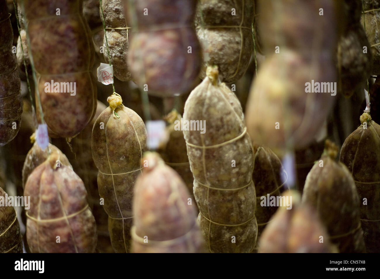La France, l'Ardèche, les sucs (anciens volcans), Monts d'Ardèche Parc Naturel Régional, Sainte Eulalie, les saucisses dans un séchage Banque D'Images