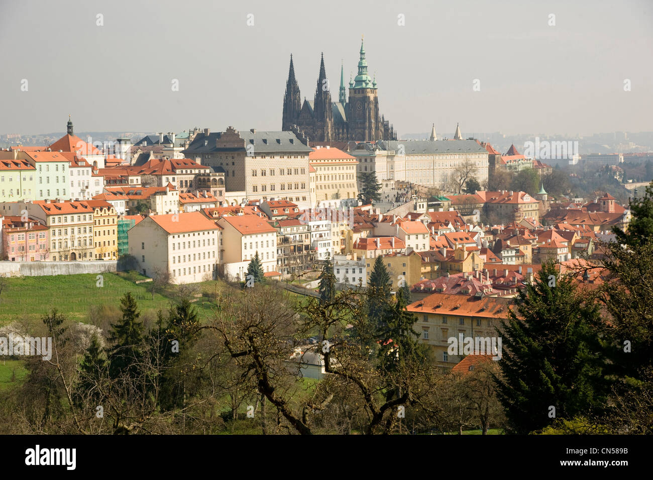 Prague. République tchèque. La belle vue sur Prague et l'ancien château historique Habour à partir de la colline de Petrin Banque D'Images