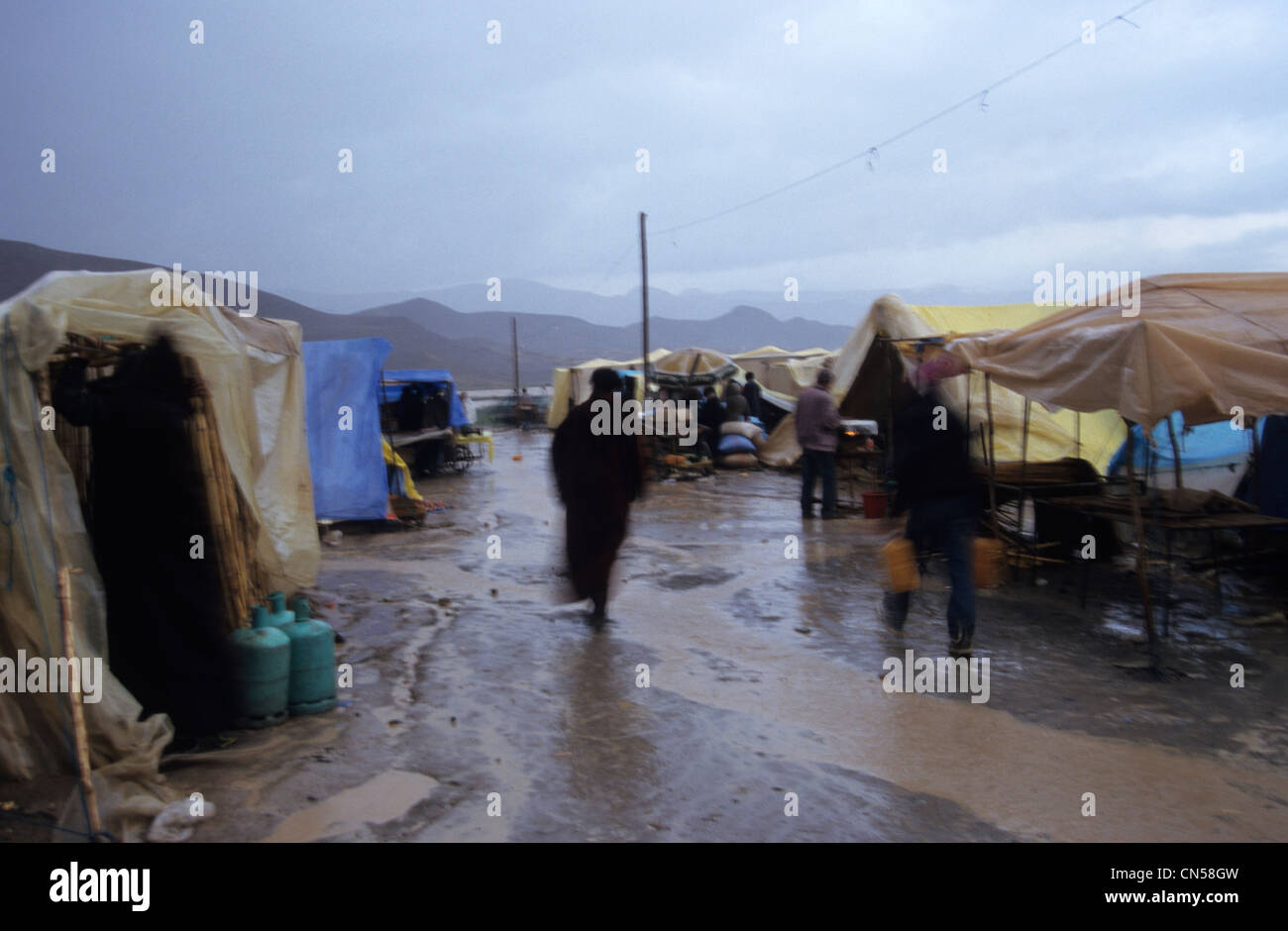 Les inondations dans un camp dans l'Atlas marocain Banque D'Images