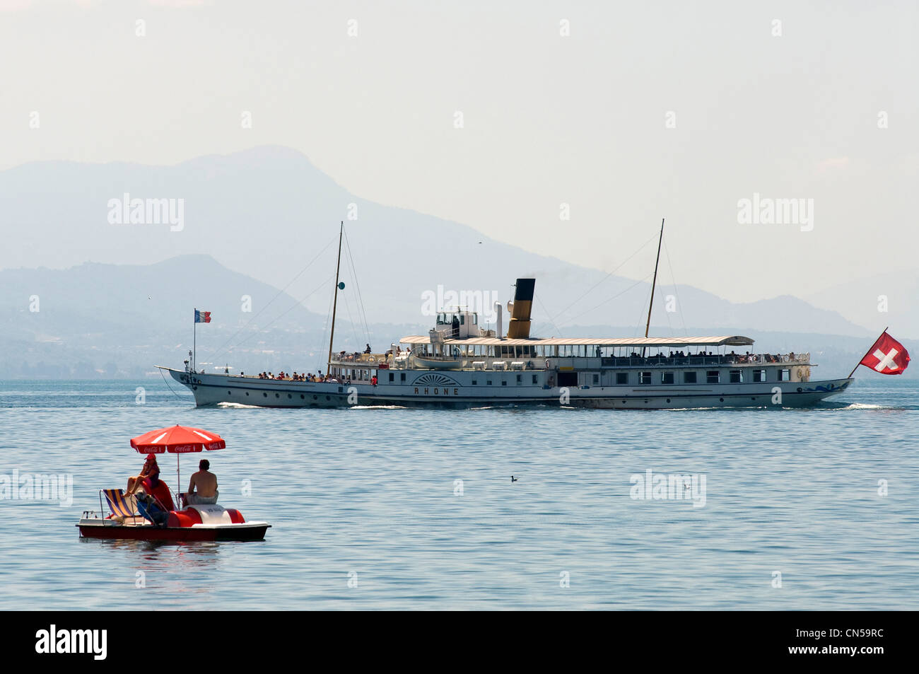 La Suisse, Canton de Vaud, Lausanne, Ouchy, pédalo et CGM bateau sur le Lac Léman Banque D'Images