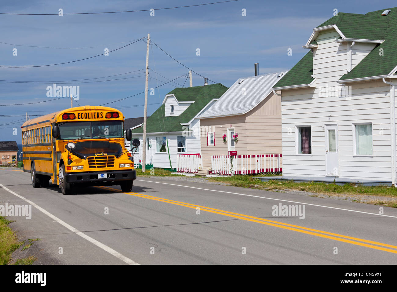 Canada, Québec, Gaspésie, Pointe a la Fregate, school bus dans le village, maisons blanches Banque D'Images