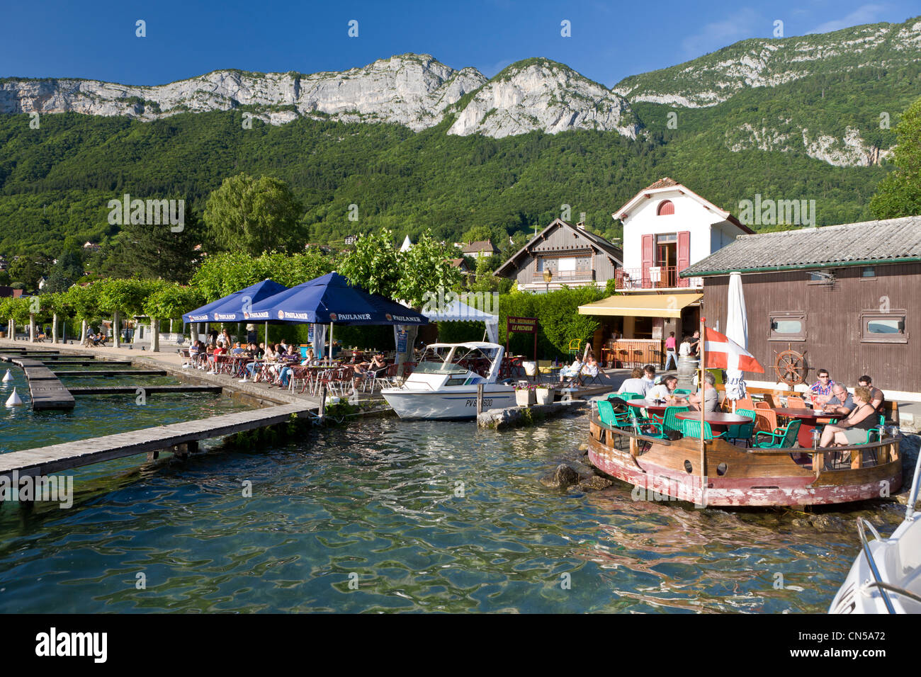 France, Haute Savoie, Veyrier du Lac, marina, café et restaurant par le lac  d'Annecy Photo Stock - Alamy