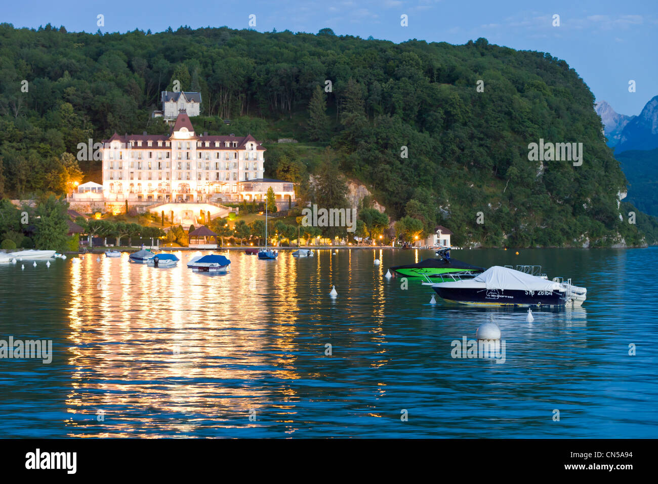 France, Haute Savoie, Menthon Saint Bernard, la marina et le Palace de Menthon (hôtel de luxe de Menthon), lac d'Annecy Banque D'Images