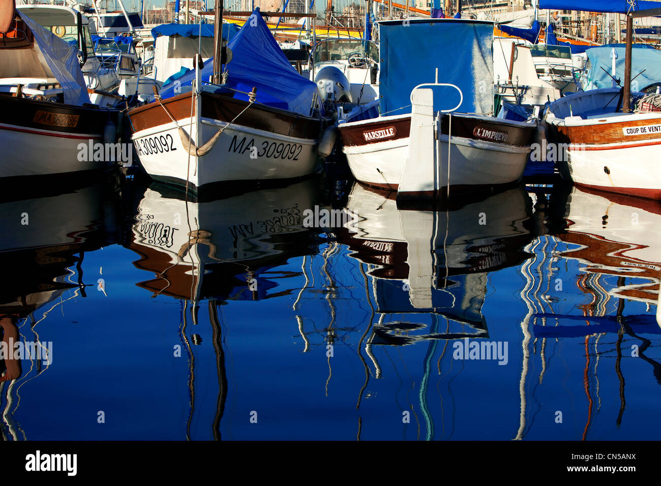 France, Bouches du Rhône, Marseille, Vieux Port, pointu (bateaux bateaux  traditionnels méditerranéens Photo Stock - Alamy