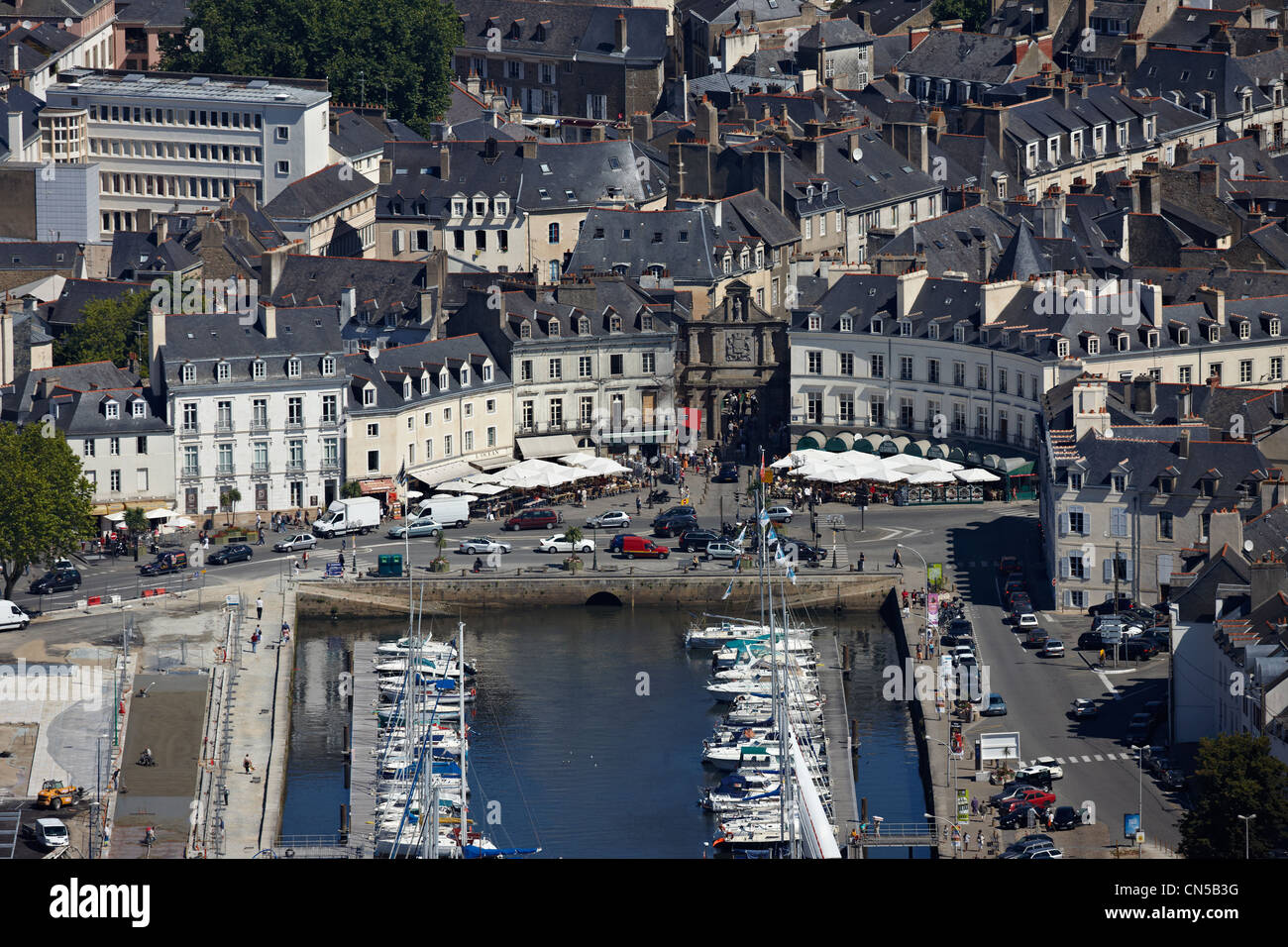 CPA MOUY - Place Cantrel el Rue Gambetta (130143
