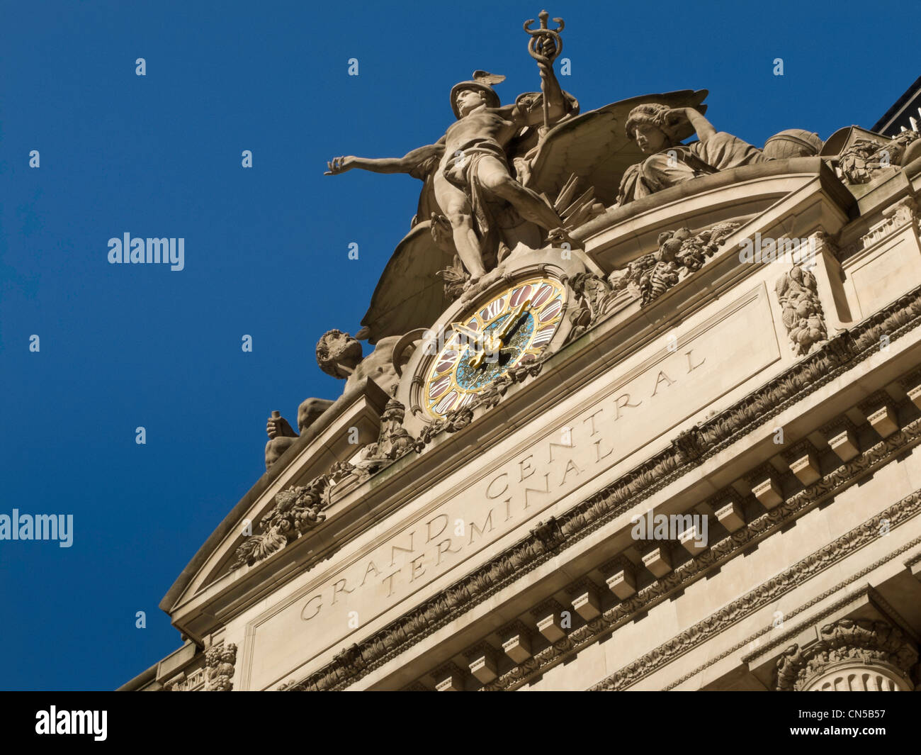La façade du Grand Central terminal présente une sculpture de transport et une horloge en verre Tiffany, New York City, États-Unis Banque D'Images