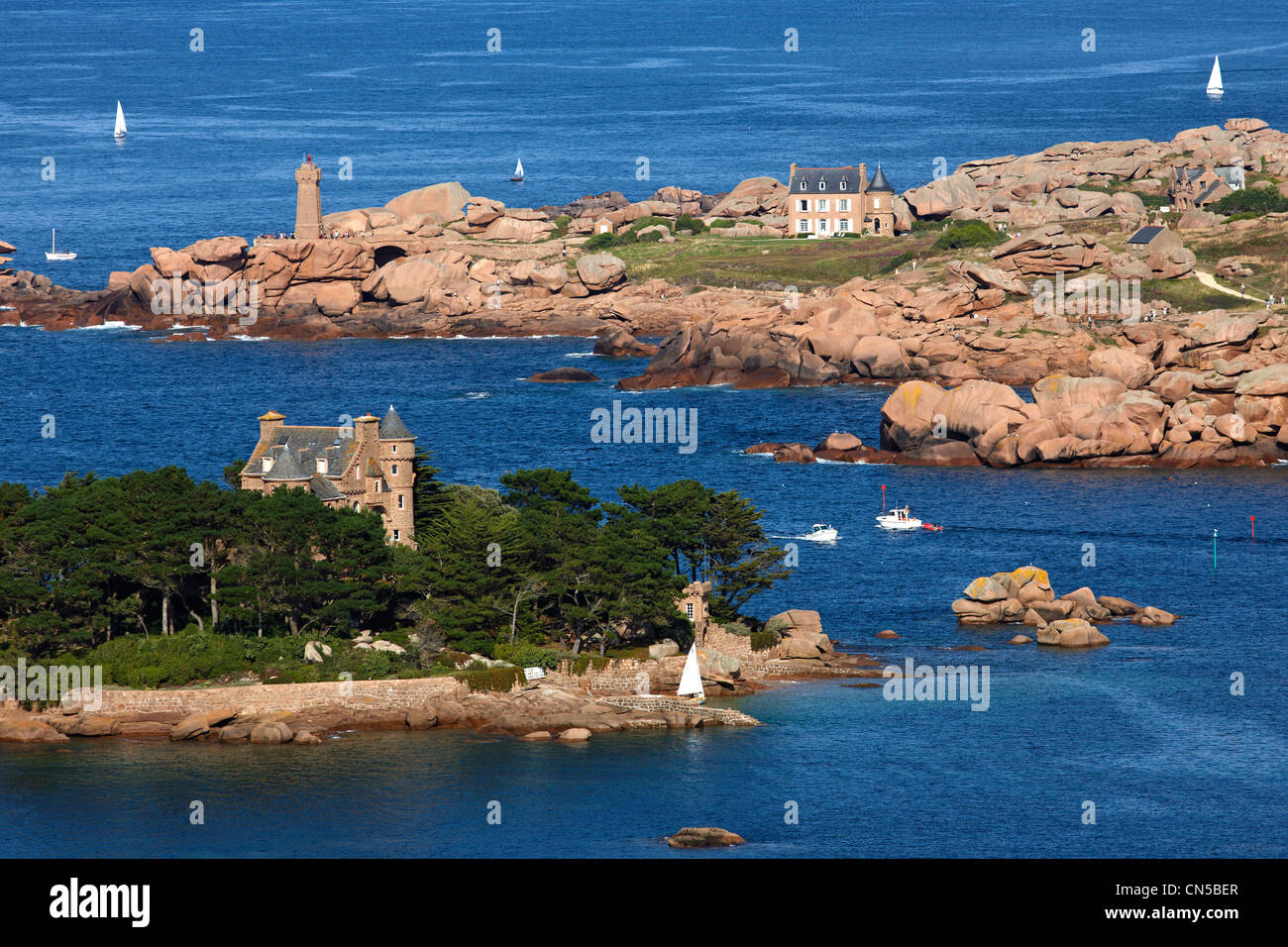 France, Cotes d'Armor, Côte de Granit Rose Côte de Granit Rose (Trégastel), l'île de Costaeres et château, Pointe de Squeouel, Hommes Banque D'Images