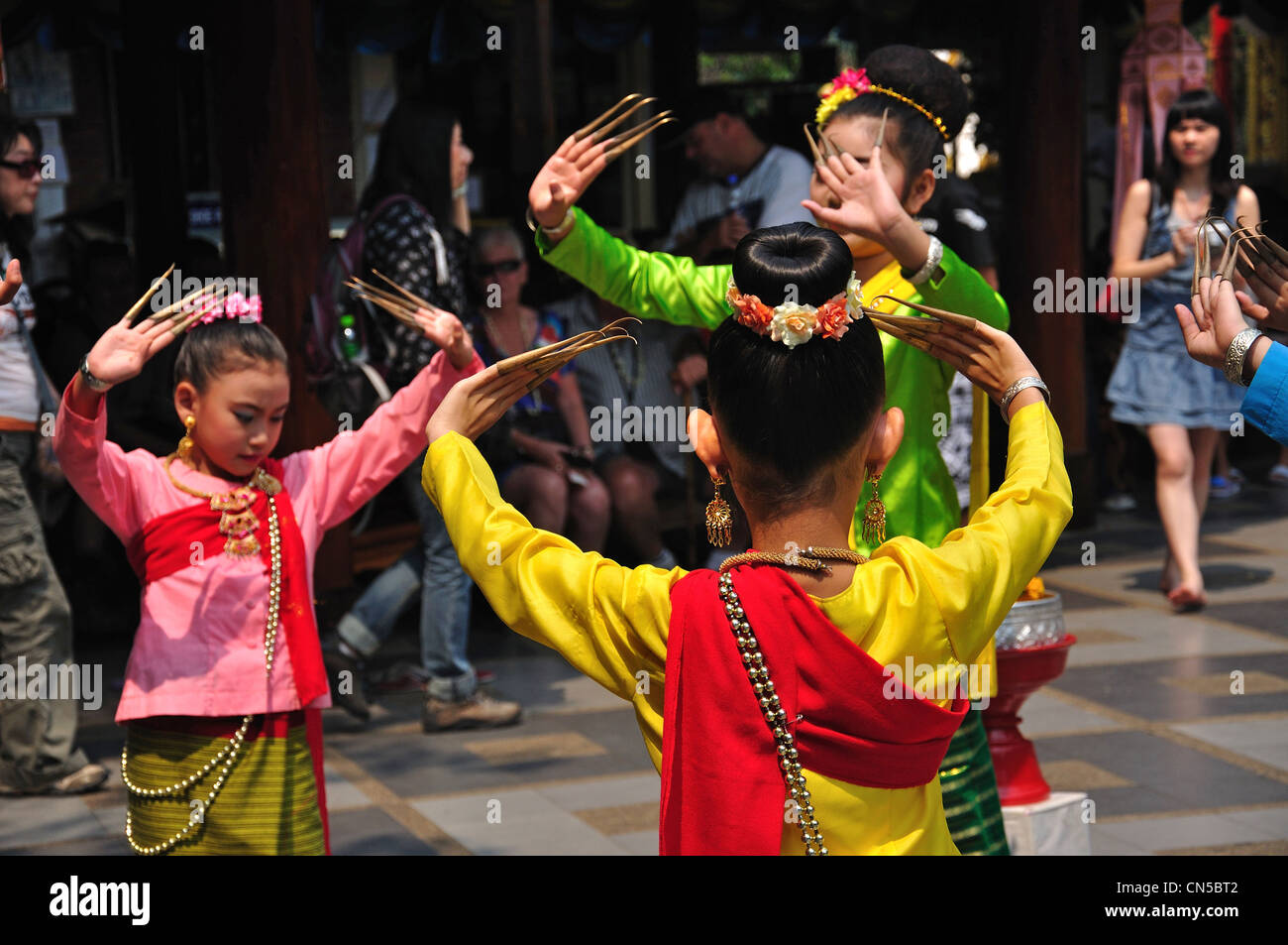 Des danseurs traditionnels thaïlandais, Wat Phrathat Doi Suthep temple bouddhiste, Doi Suthep, Chiang Mai, la province de Chiang Mai, Thaïlande Banque D'Images