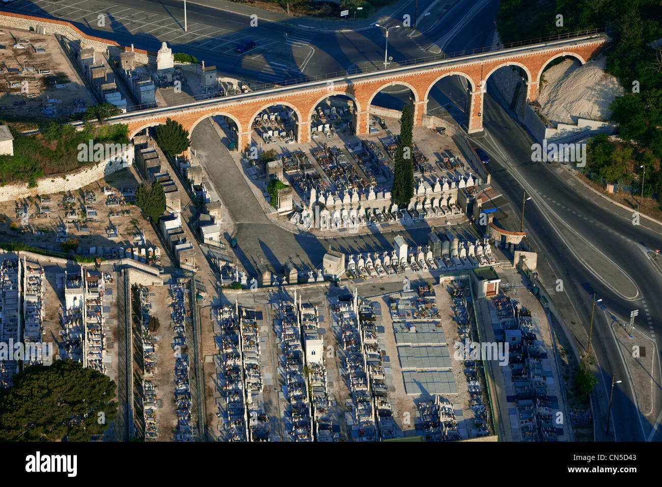 France, Bouches du Rhône, Marseille, 15e arrondissement, le cimetière St Louis (vue aérienne) Banque D'Images