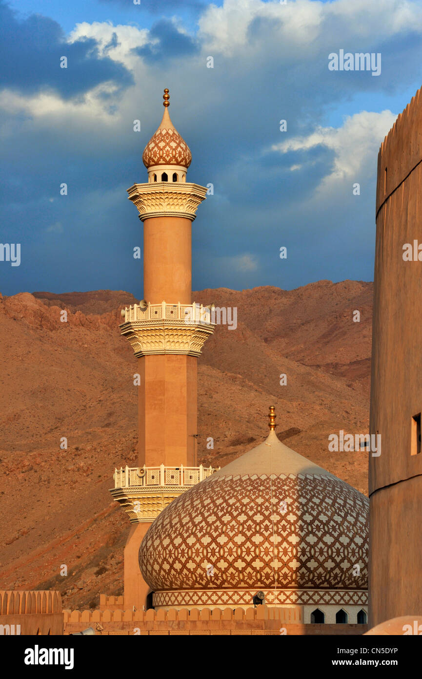 Sultanat d'Oman, Al Dakhiliyah, région des monts Hajar Occidental, Nizwa, fort et de la mosquée Banque D'Images