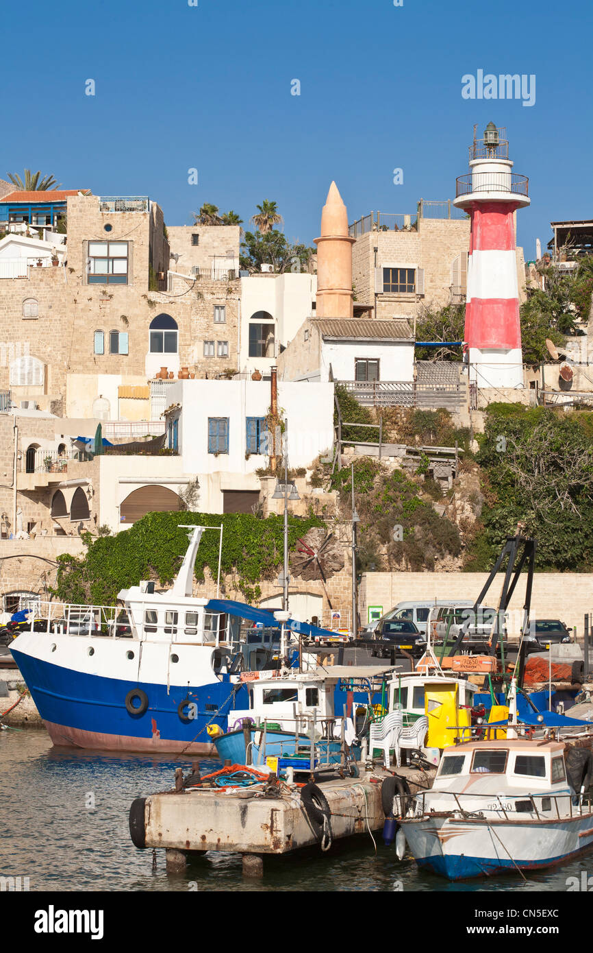 Israël, Tel Aviv, Jaffa, Phare et bateaux de pêche dans l'un des plus anciens ports du monde Banque D'Images