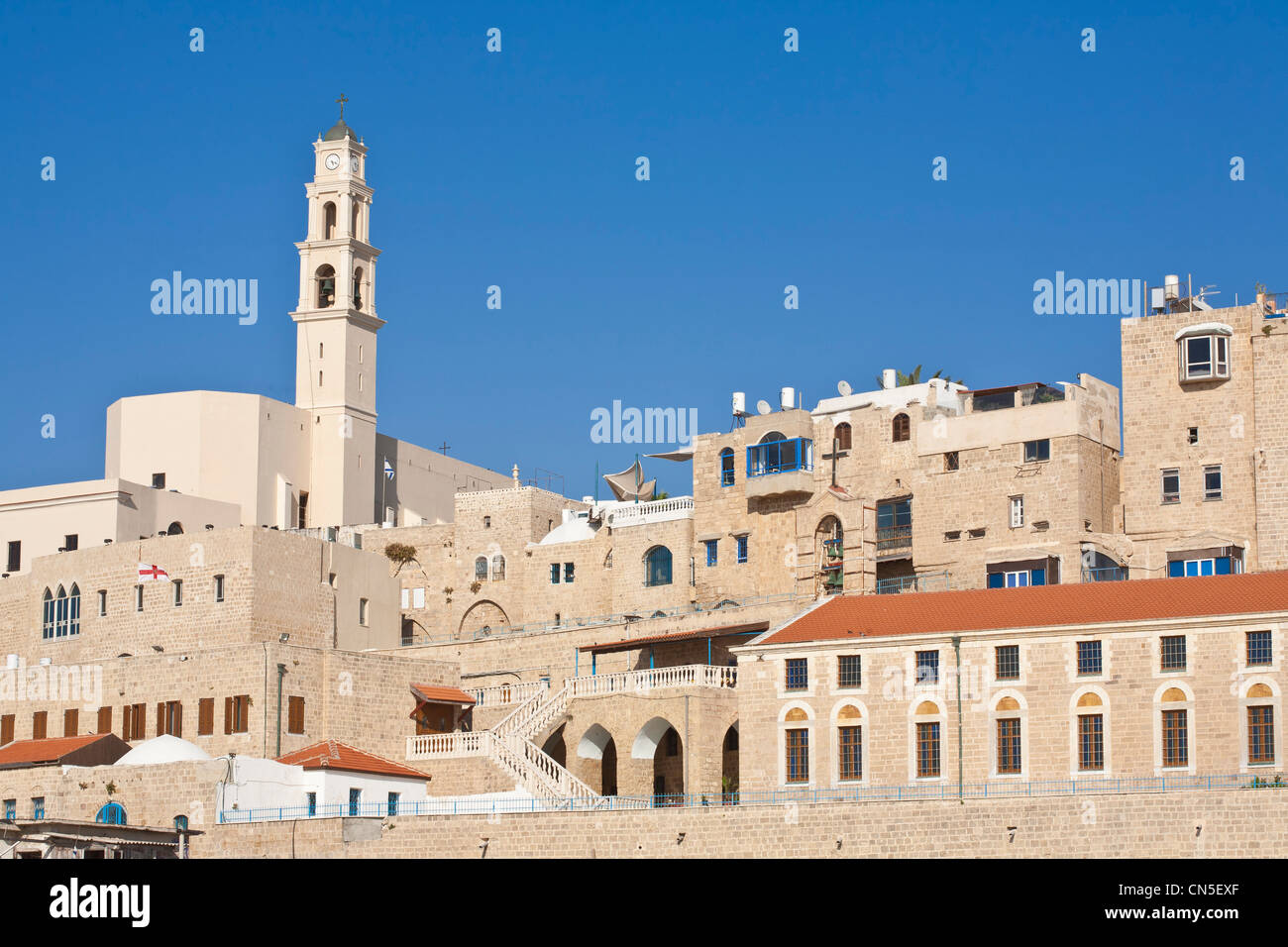 Israël, Tel Aviv, Jaffa, clocher de l'église St-Peter avec vue sur l'un des plus anciens ports du monde Banque D'Images