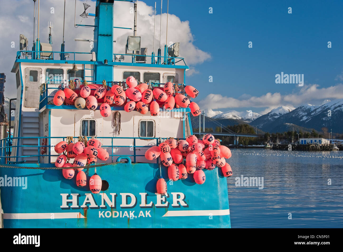 Flotteurs colorés pendaison Stern de la pêche au hareng rogué sac adjudication accosté à Sitka, en Alaska. Banque D'Images