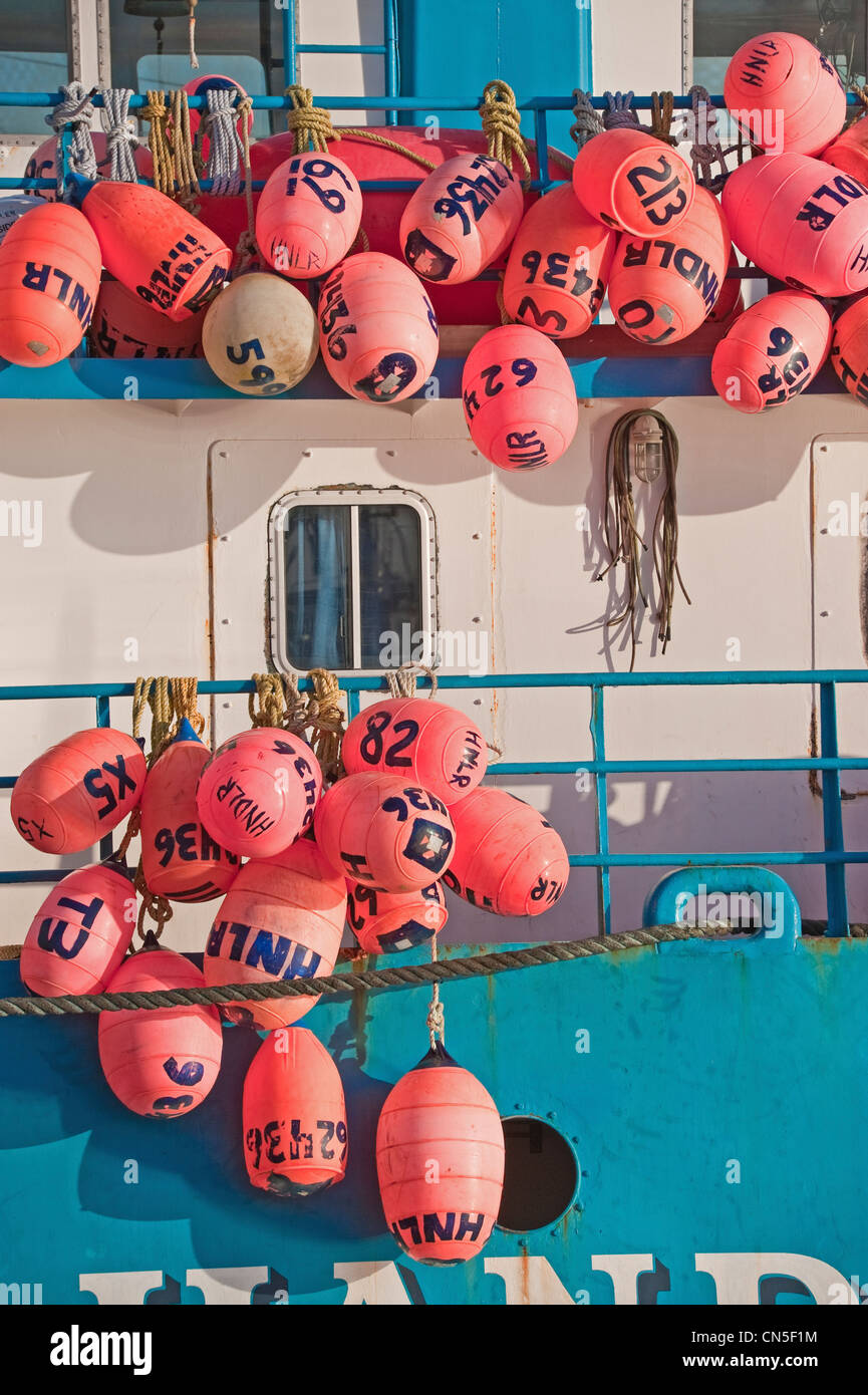 Flotteurs colorés pendaison Stern de la pêche au hareng rogué sac adjudication accosté à Sitka, en Alaska. Banque D'Images