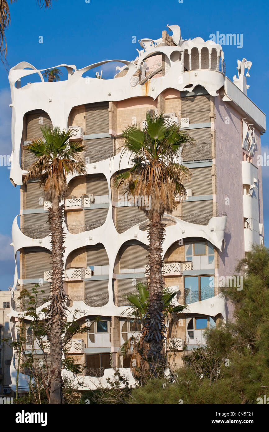 Israël, Tel Aviv, front de mer près de Ha'Azma'ut bâtiment Jardin, inspiré par l'architecte Antoni Gaudi Banque D'Images