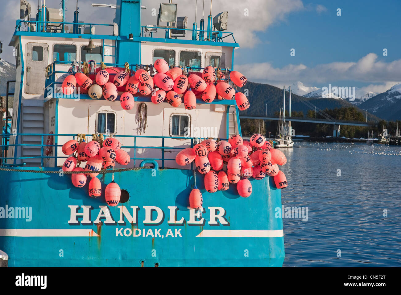 Flotteurs colorés pendaison Stern de la pêche au hareng rogué sac adjudication accosté à Sitka, en Alaska. Banque D'Images