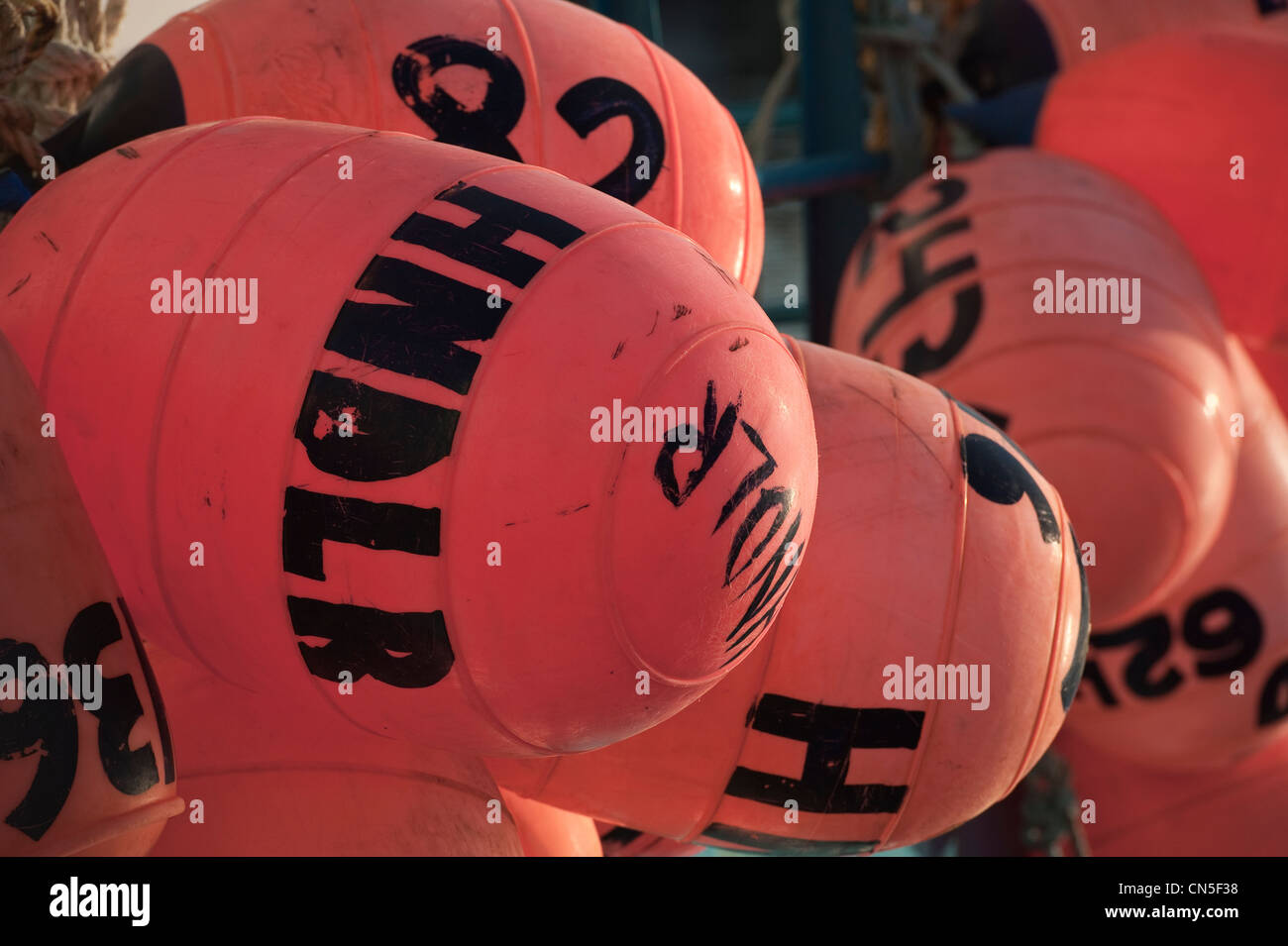 Sac coloré flotte sur la pêche au hareng rogué offre en Sitka, en Alaska. Banque D'Images