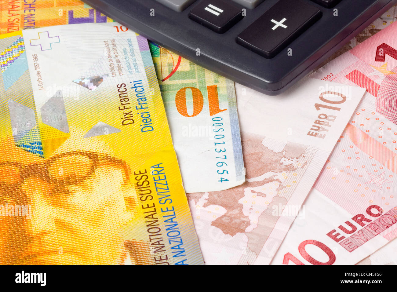 Zone euro et suisse d'une paire de devises couramment utilisées dans le  commerce de forex avec la calculatrice Photo Stock - Alamy