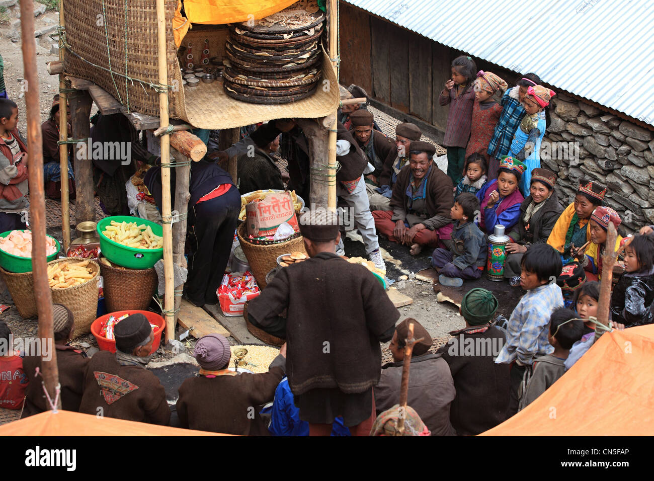 Rurales népalaises Tamang personnes durant une cérémonie funèbre au Népal Banque D'Images