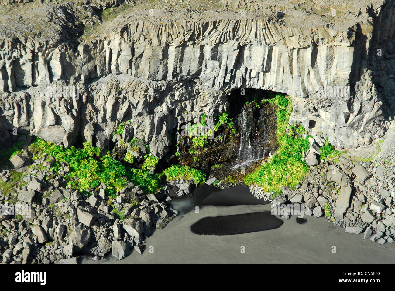 L'Islande, Nordurland Eystra Région, colonnes de basalte sur une Jokulssa Fjollum River Banque D'Images