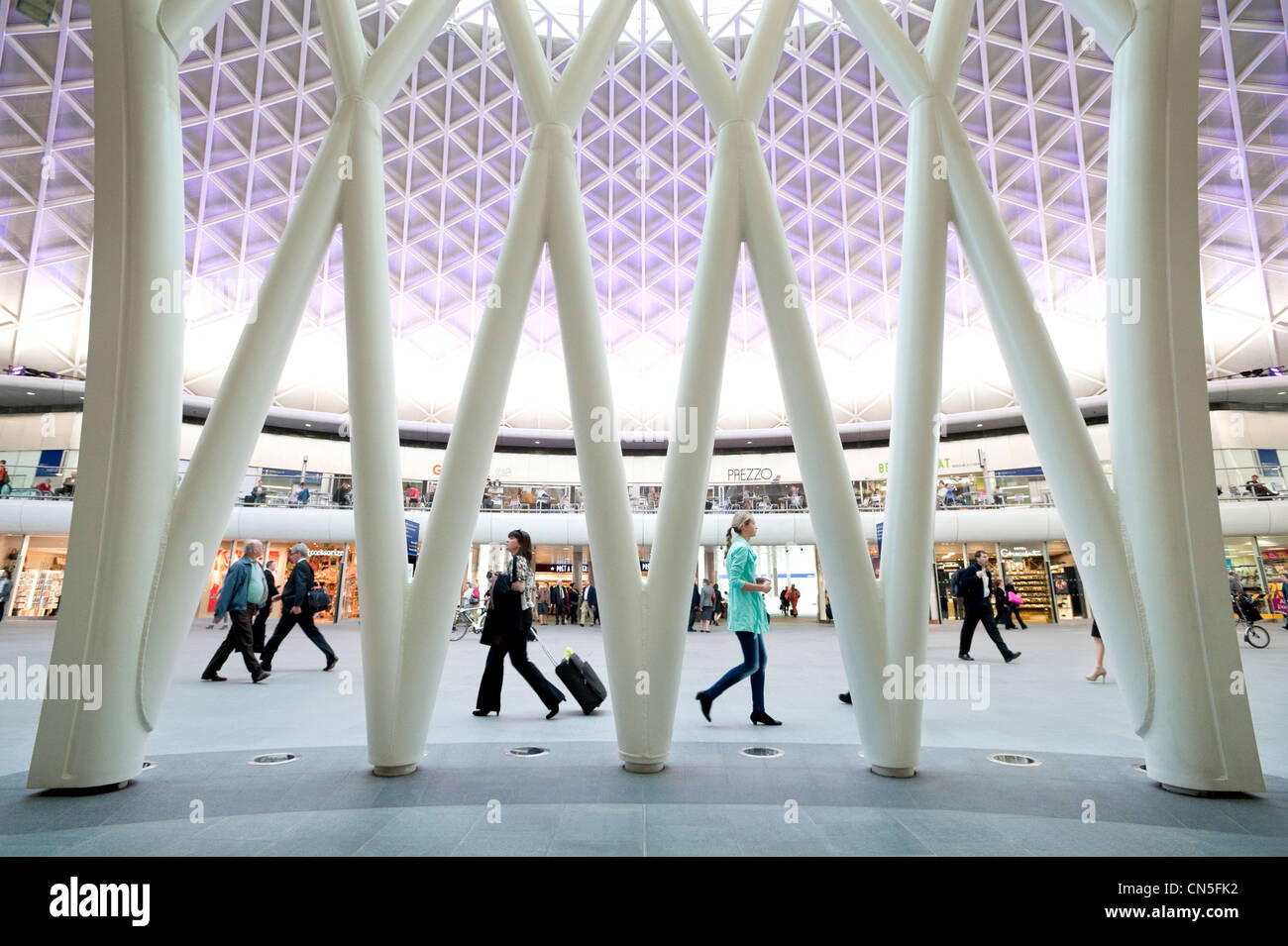 La gare de Kings Cross, l'ouest de l'aire publique de 500 millions de livres - un projet de régénération dispose de la plus grande portée unique toit. Banque D'Images