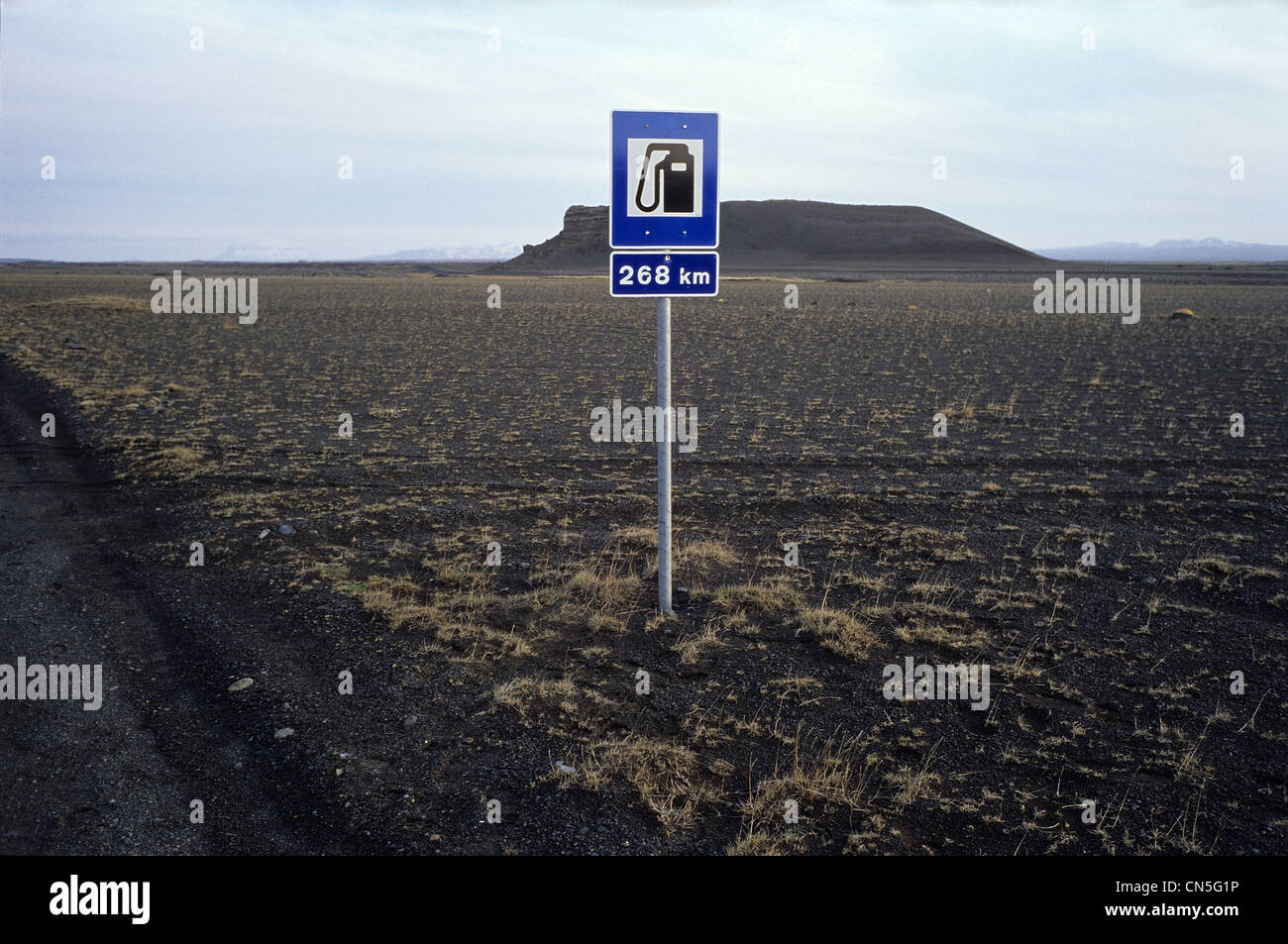 L'Islande, Nordurland Eystra Région, au début de la piste F88, le panneau de signalisation indiquant la prochaine station d'essence Banque D'Images