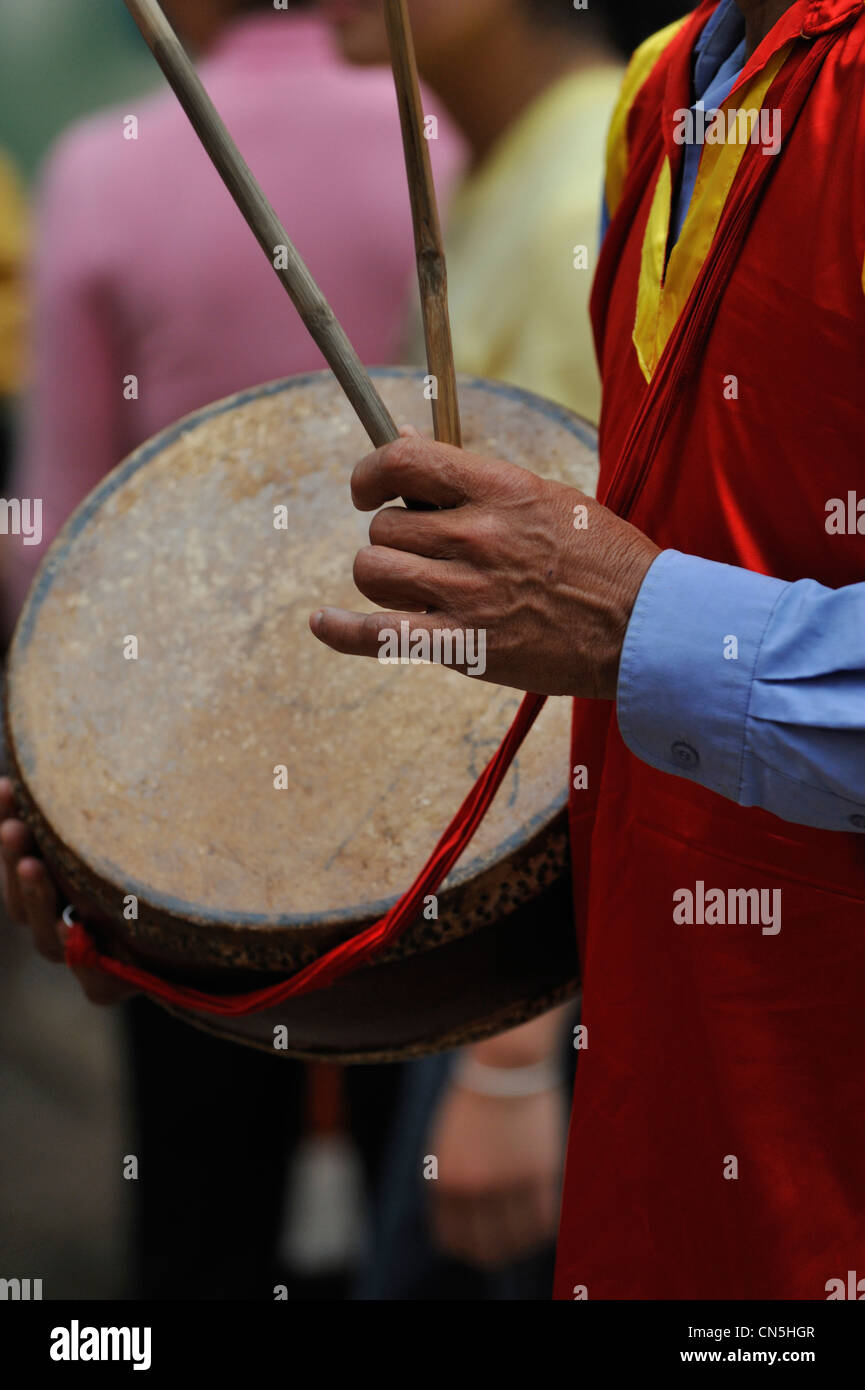 Vietnam, autour de Hanoi, Vinh Tinh, homme jouant du tambour traditionnel Banque D'Images