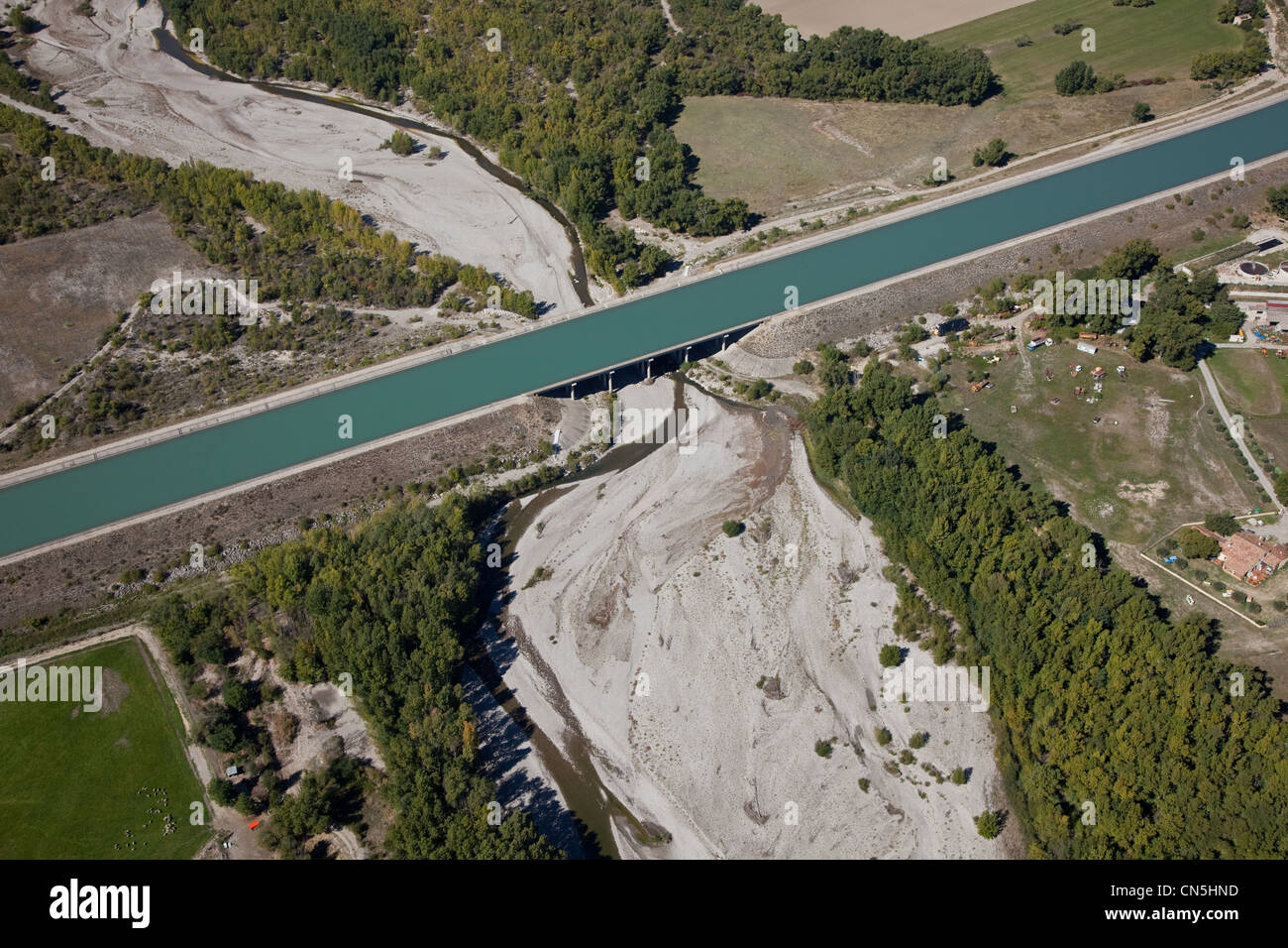 France, Alpes de Haute Provence, Malijai, La Bleone River et le FED aqueduc navigable sur Durance (vue aérienne) Banque D'Images