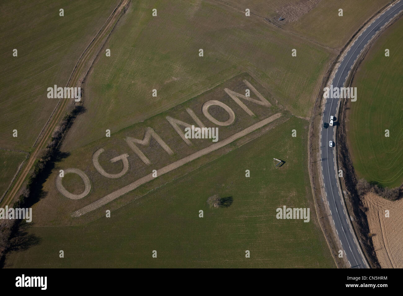 La France, l'Aveyron, le Parc Naturel Régional des Grands Causses, aucun OGM, protester contre l'écriture dans un champ d'OGM entre Saint Rome de Banque D'Images