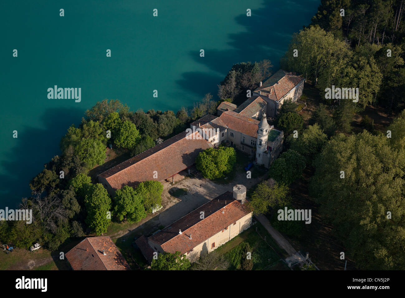 La France, Vaucluse, Luberon, vallée de l'Aigues, La Motte d'Aigues, étang Bonde (vue aérienne) Banque D'Images