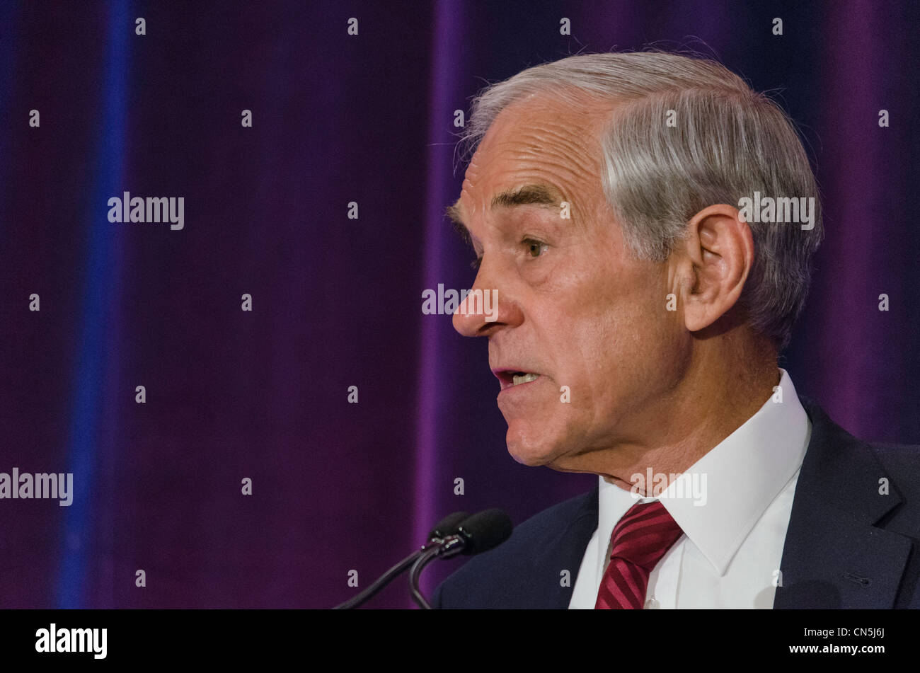 Candidat à l'élection présidentielle de 2012, Ron Paul, parle à des partisans à San Francisco, Californie le 04/05/2012. Banque D'Images