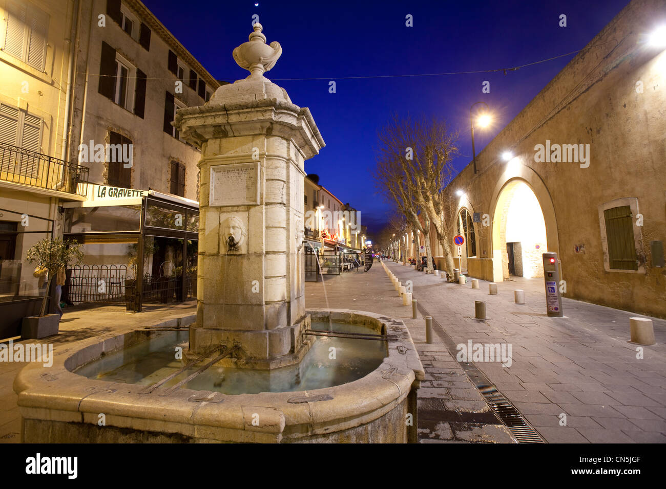 France, Alpes Maritimes, Antibes, vieille ville par nuit Banque D'Images