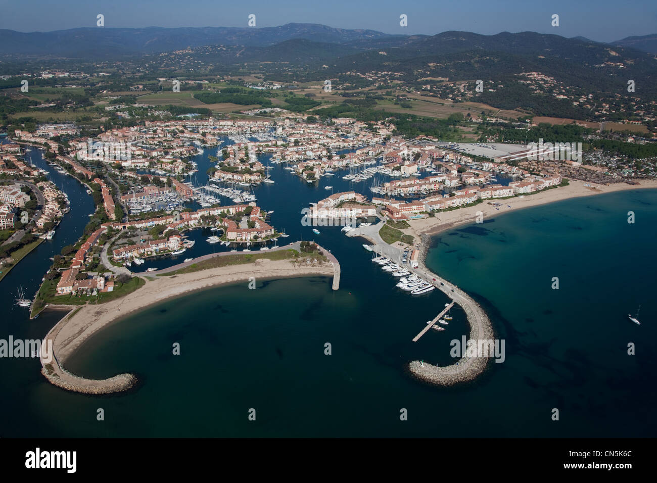 La France, Var, Golfe de St Tropez, Port Grimaud, marina dans la ville de lac (vue aérienne) Banque D'Images