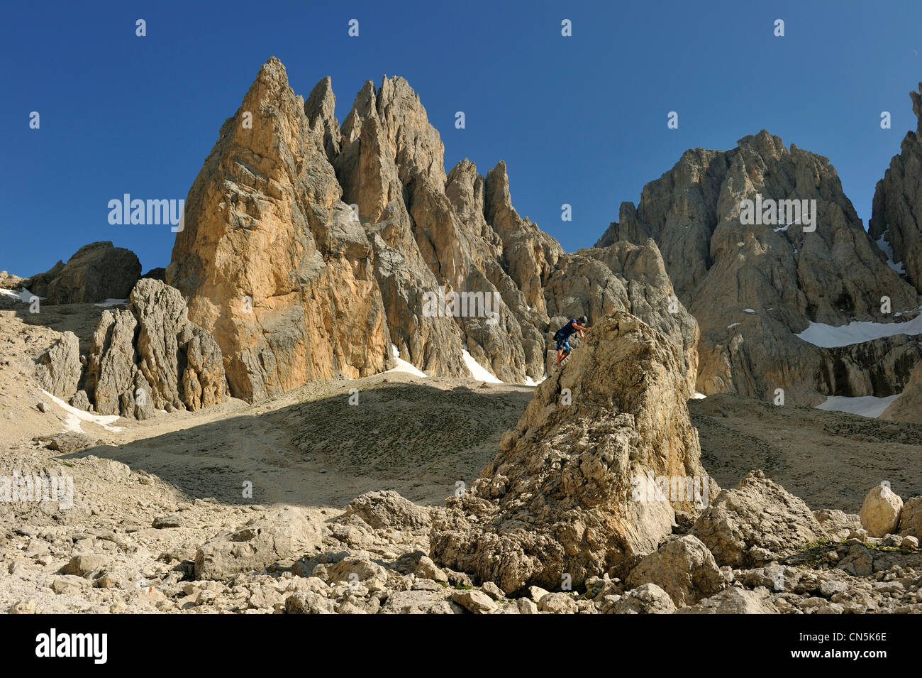 L'Italie, Trentin-Haut-Adige, province autonome de Bolzano, Dolomites, près de Passo Sella, randonnée à la Sassolungo Banque D'Images