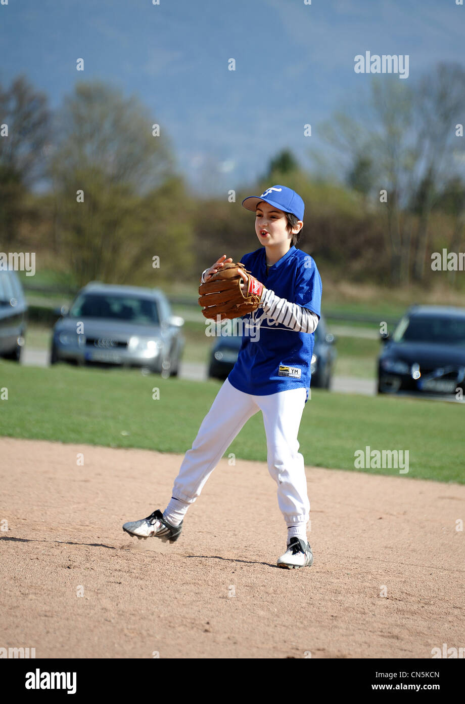 Écolier jouer au baseball. Banque D'Images