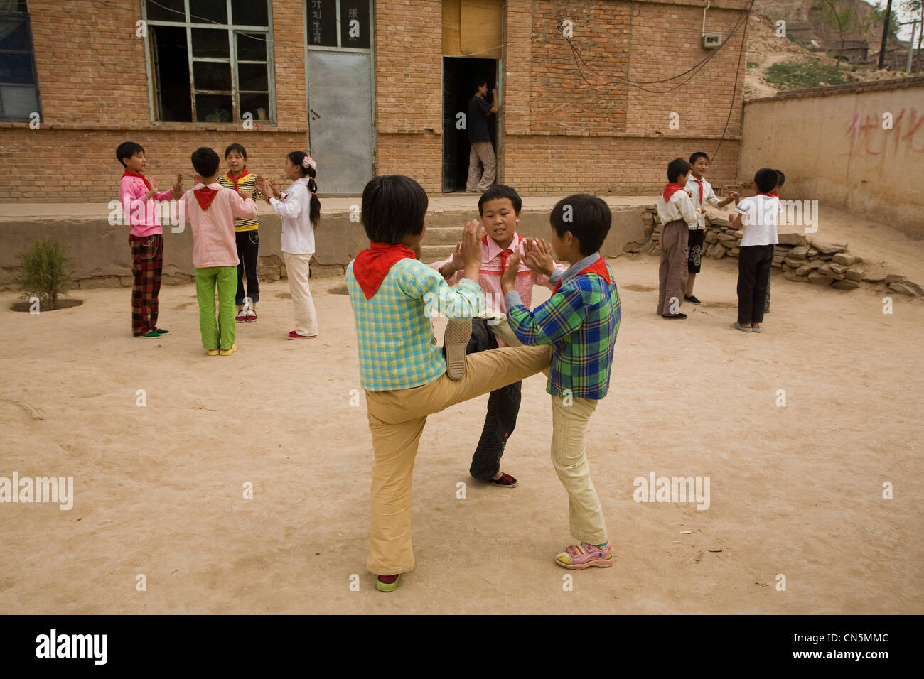 Linxian, province de Henan, Chine ; les enfants dans l'aire de jeux à l'école primaire locale Banque D'Images