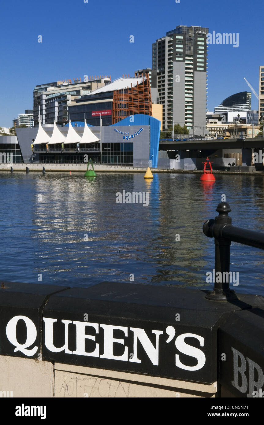 L'Australie, Melbourne, Southbank, Vicoria quay, Queens Bridge sur la rivière Yarra, l'Aquarium dans l'arrière-plan Banque D'Images