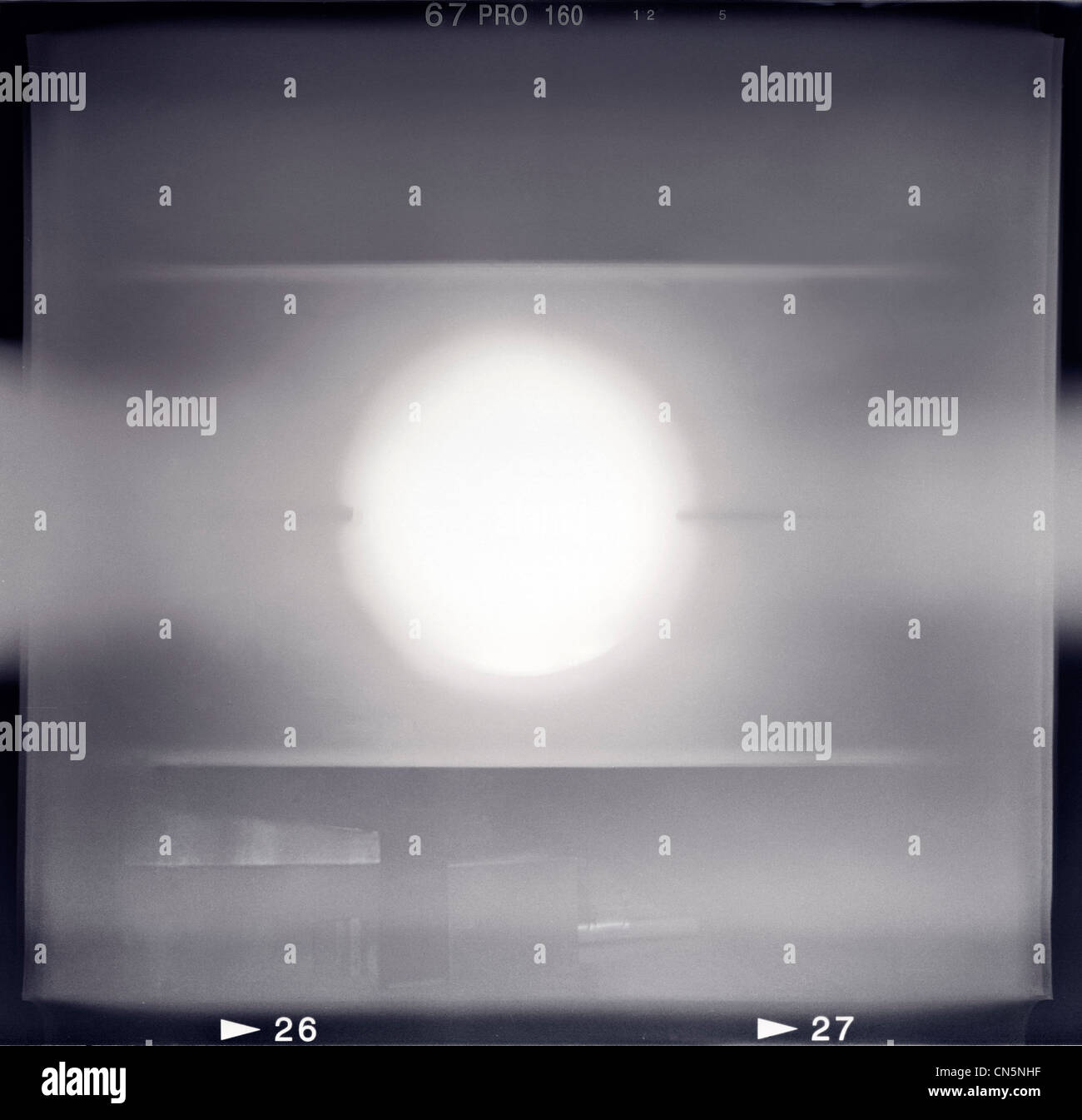 Moyen format vierge (6x6) Cadre de film monochrome avec remplissage abstrait contenant le centre de fuite Banque D'Images