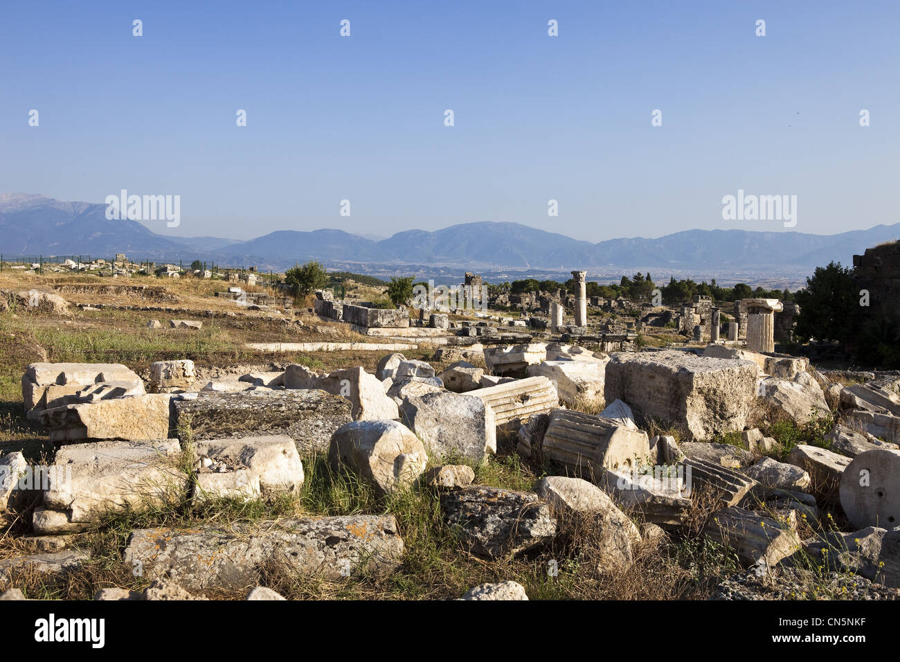La Turquie, région de l'Egée, en haut de la colline de Pamukkale, l'antique ville romaine de Hierapolis Banque D'Images